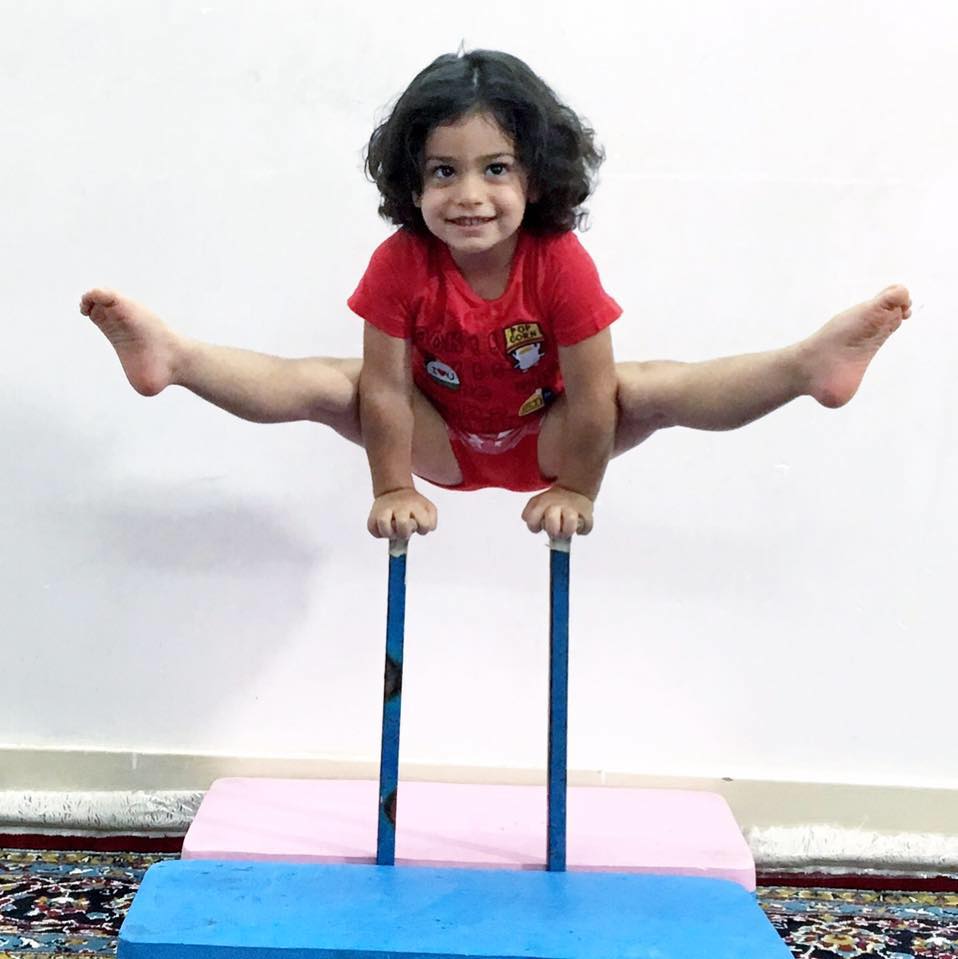 Niño gimnasta de 3 años