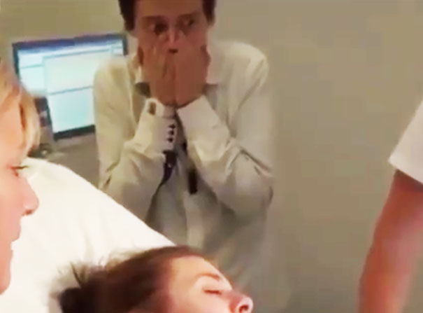 La divertida reacción de un chico en el parto de su novia 