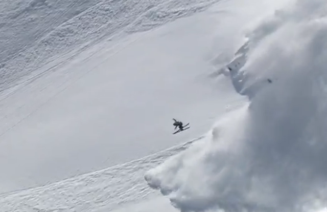 Una avalancha absorbe a este esquiador... ¡pero se salva!