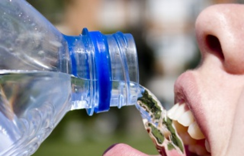 Los peligros de beber agua embotellada