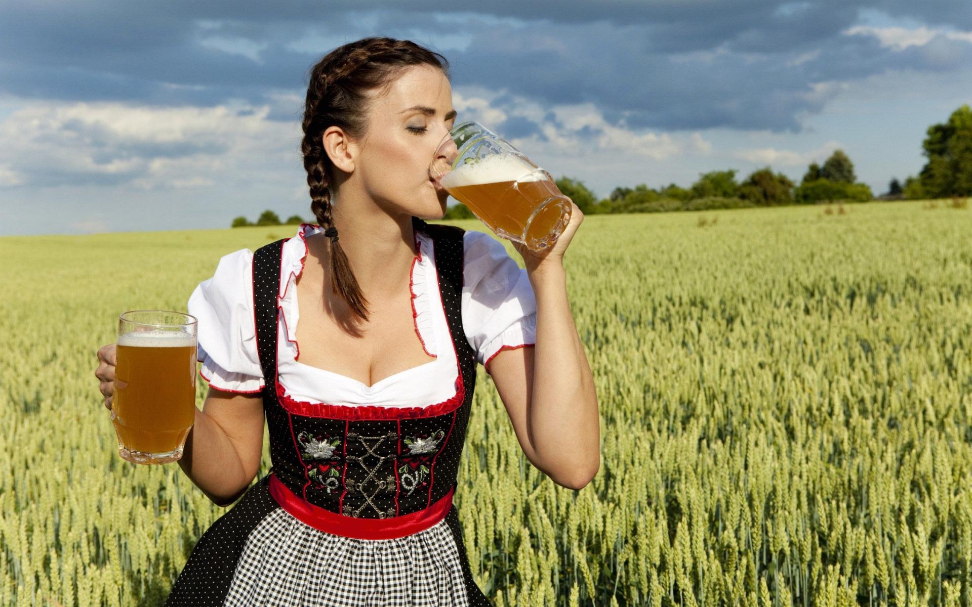 mujer y cerveza