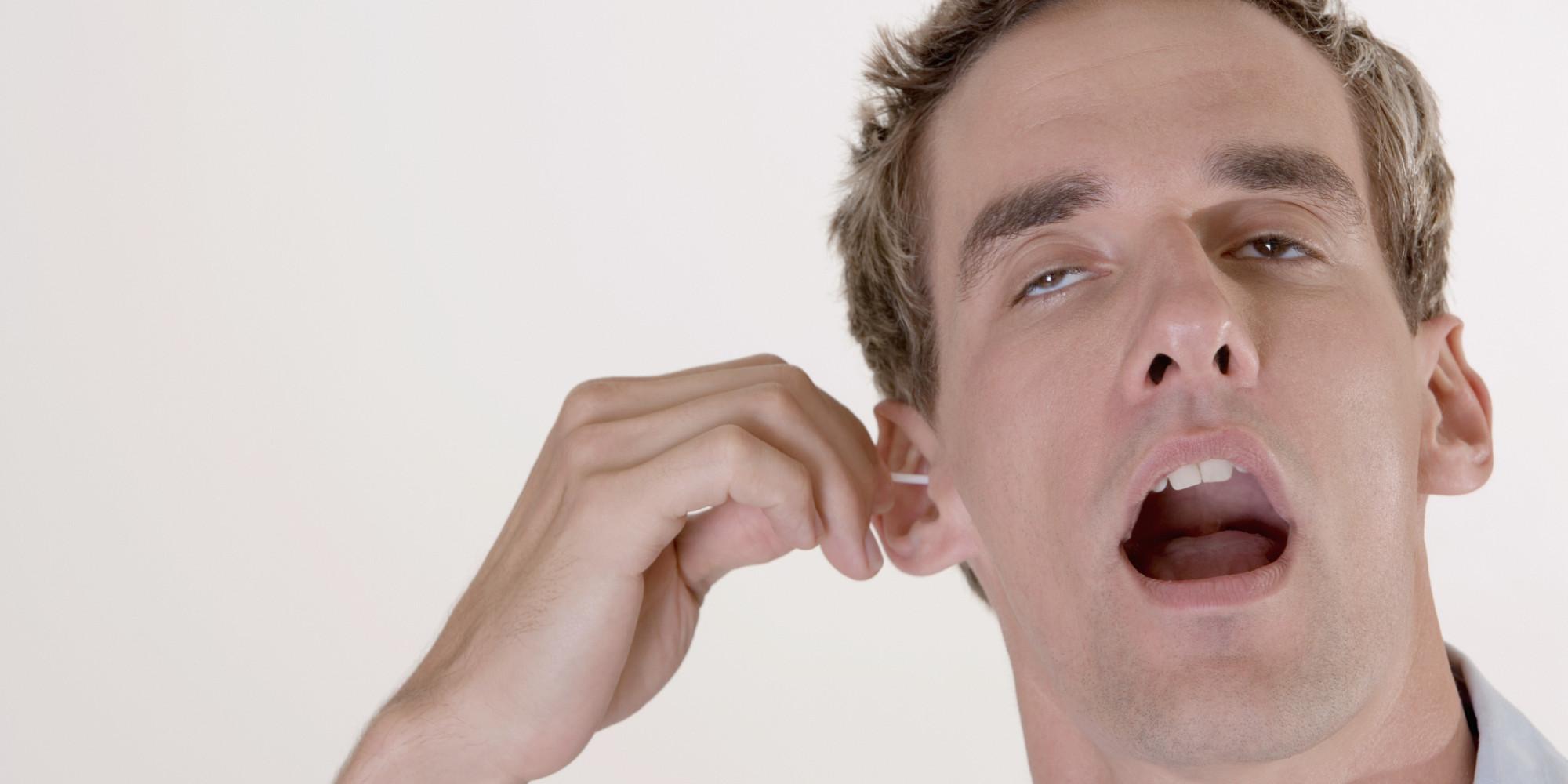 Los peligros de meterse bastoncillos en el oído