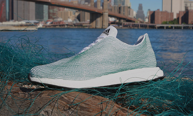 Las primeras zapatillas hechas con plástico reciclado del océano