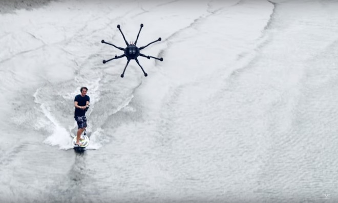 Dronesurfing: el último y más caro deporte acuático del mundo