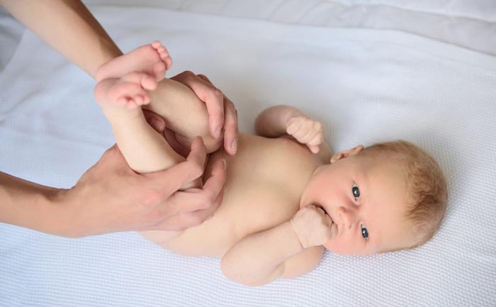¿Cómo aliviarle los dolores de estómago a un bebé?
