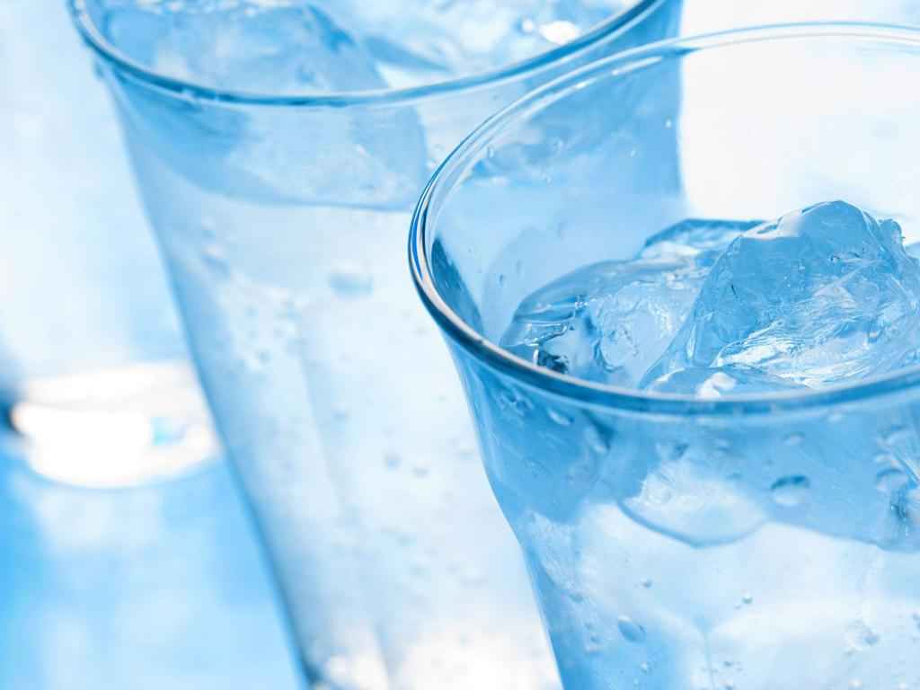 Beber agua muy fría hace que quemes calorías