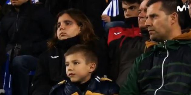 Este padre y su hijo han enamorado a las redes con su comportamiento en el fútbol