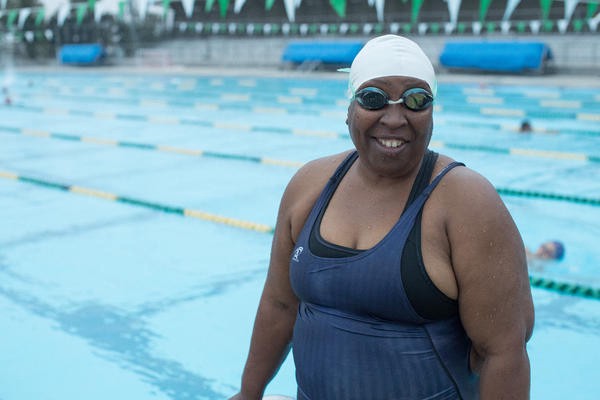 Esta nadadora ciega y con sobrepeso ha ganado 176 medallas