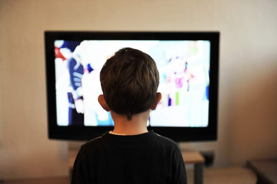 El lugar donde esté la televisión influye en la obesidad de los niños