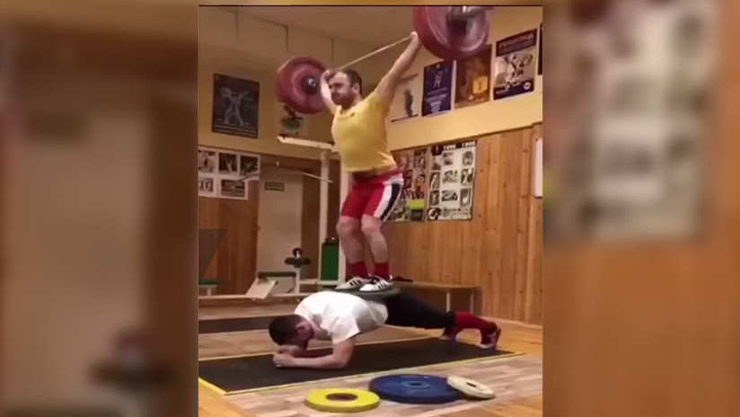 El impresionante reto de un atleta ruso: una plancha con 200 kilos sobre él