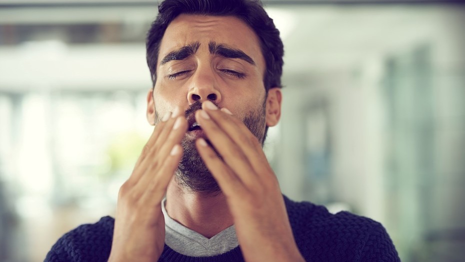 Se rompe la garganta al intentar contener un estornudo