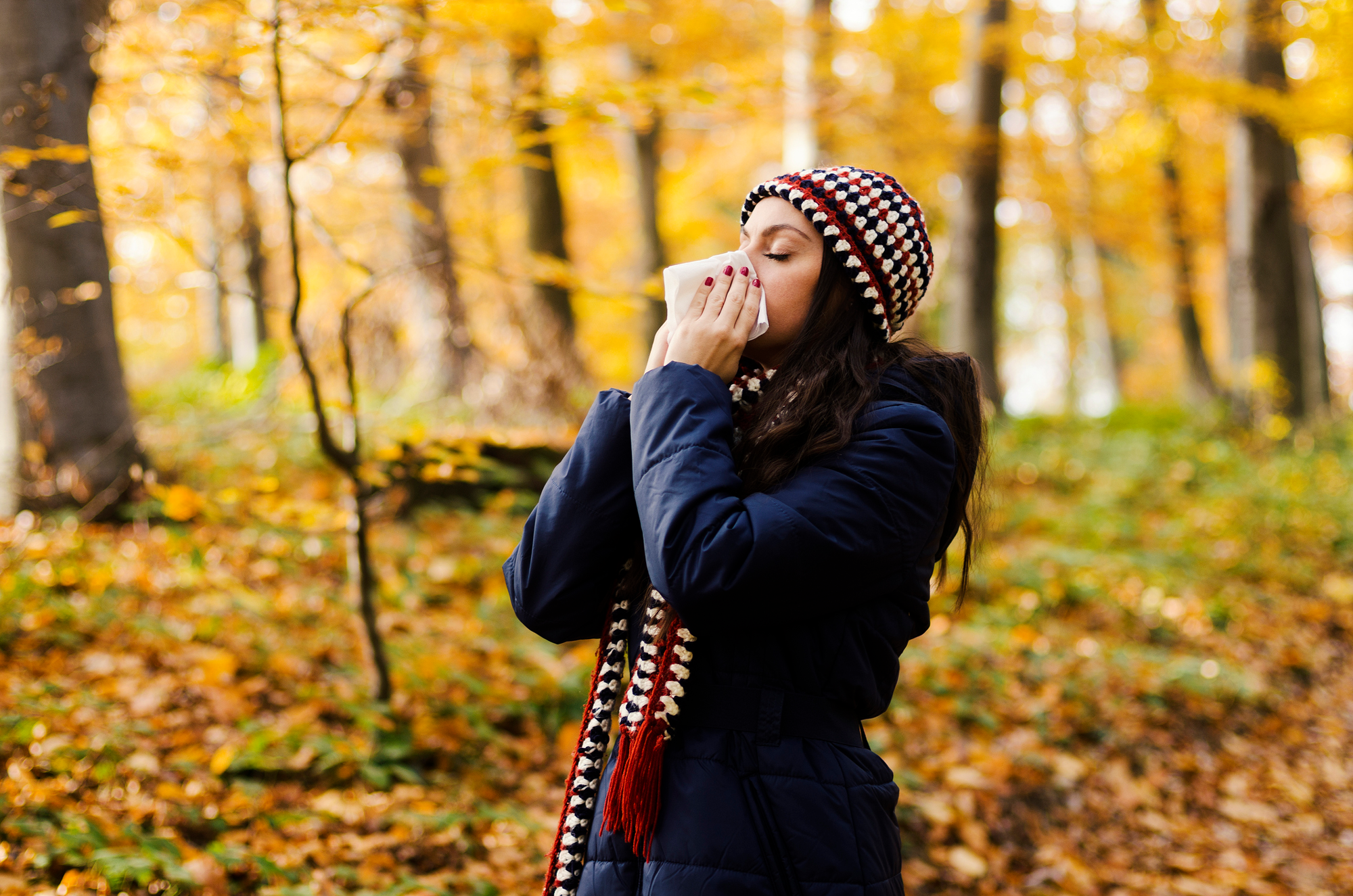 8 Síntomas de las alergias otoñales y cómo sentirse mejor rápidamente, según los médicos