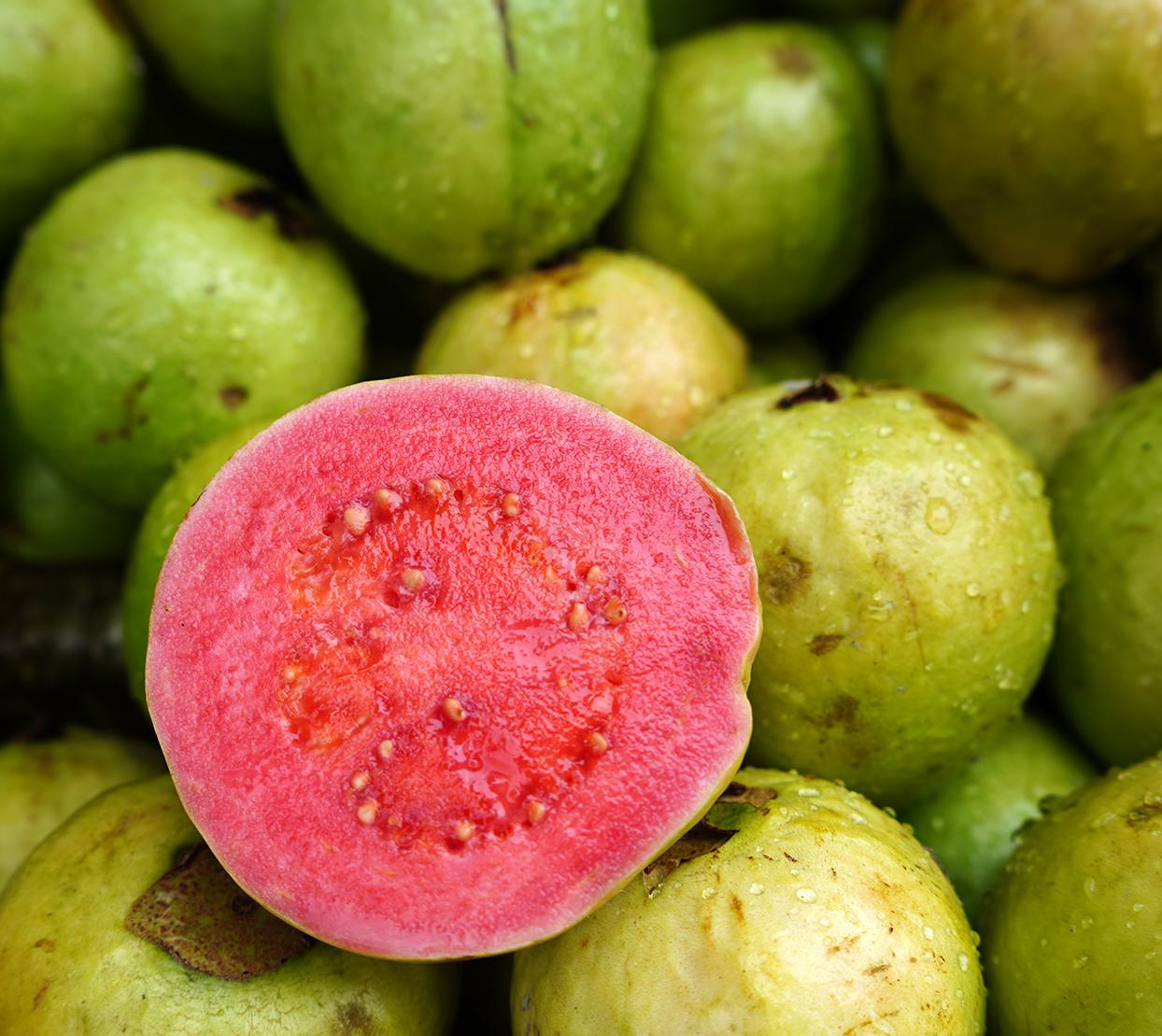 Por qué la guayaba se va a convertir en tu fruta de verano