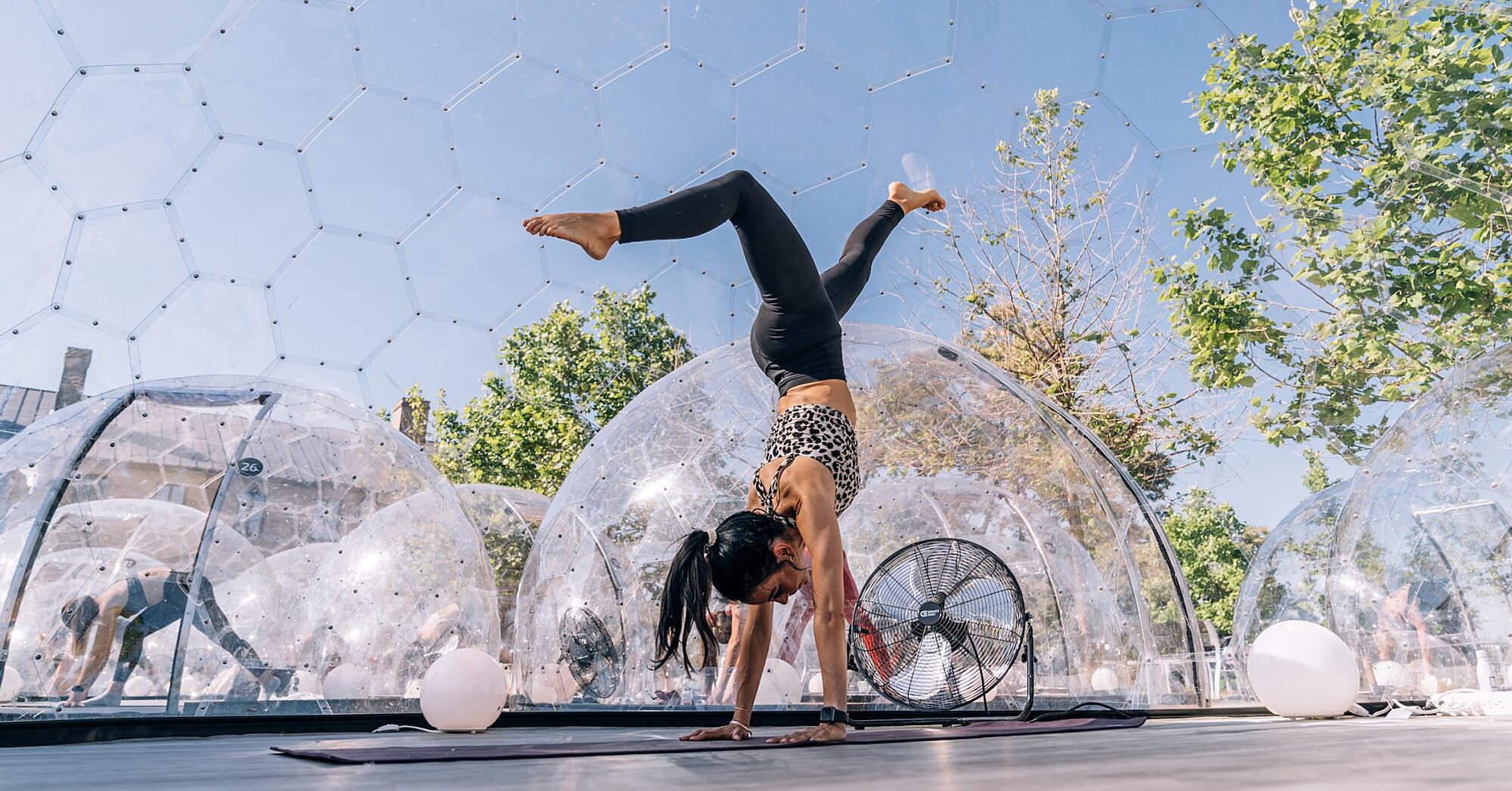 Puedes tomar una clase de yoga caliente en tu propia cúpula de burbujas en este estudio al aire libre.