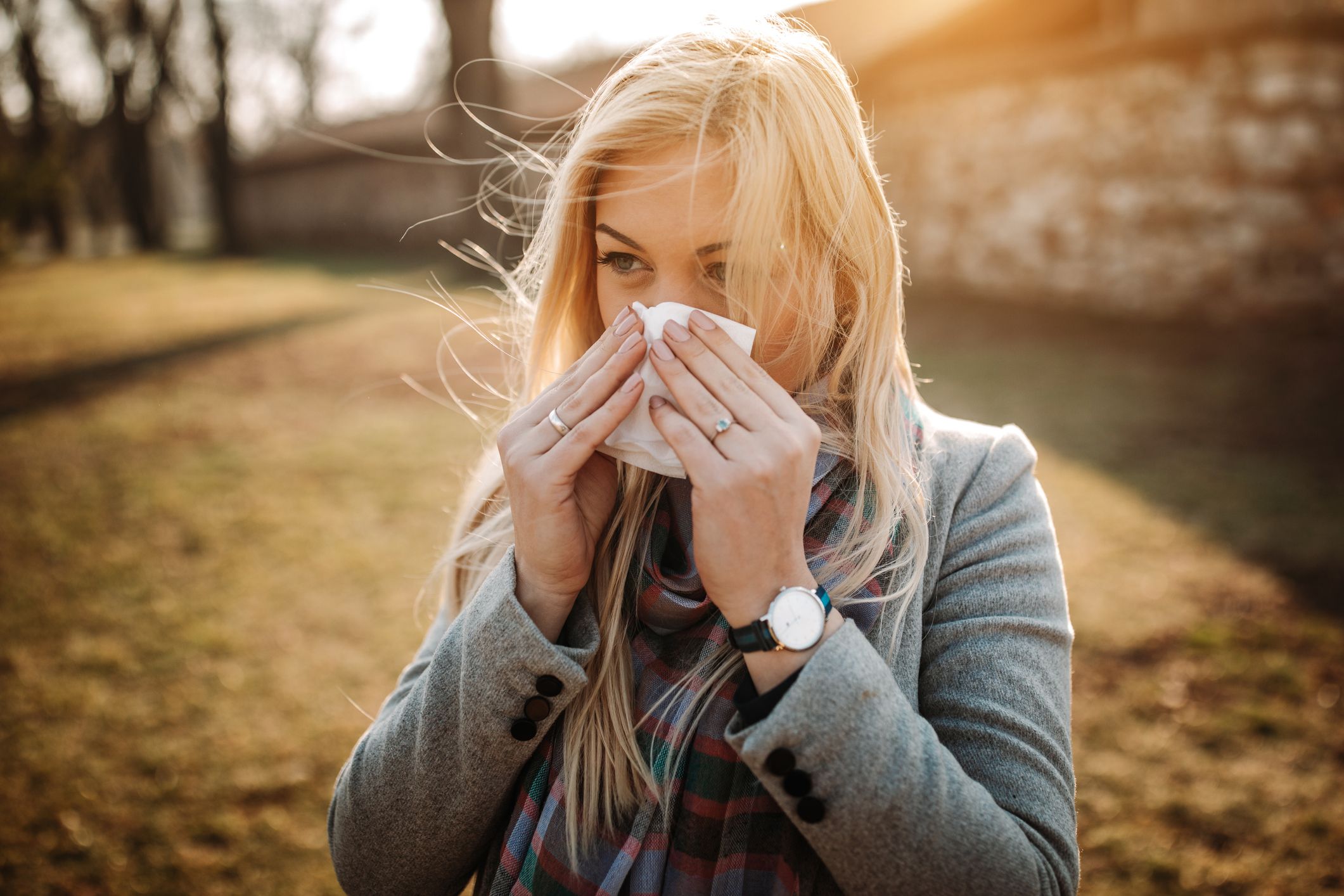 ¿Es COVID-19 o alergia a las caídas? Así es como los síntomas difieren, según los médicos