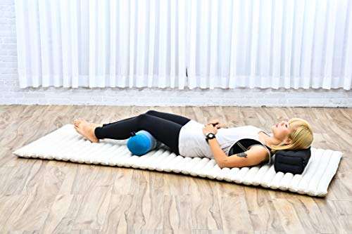 Leewadee Yoga Bolster pequeño – Cojín Alargado para Pilates y meditación, reposacabezas Hecho a Mano de kapok ecológico, 55 x 15 x 15 cm, Azul Claro