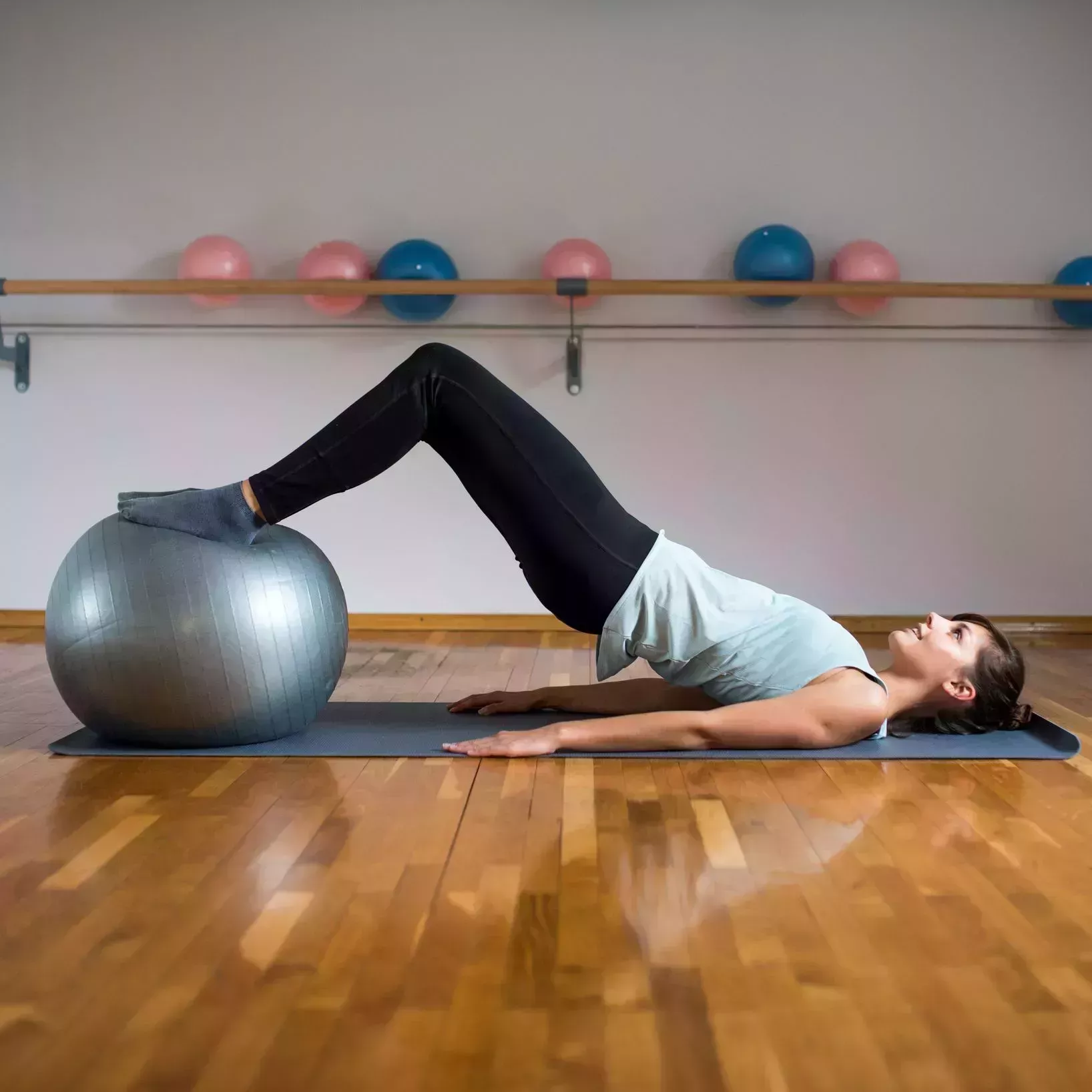 Los 10 mejores ejercicios de abdominales inferiores para fortalecer el tronco, según los entrenadores personales