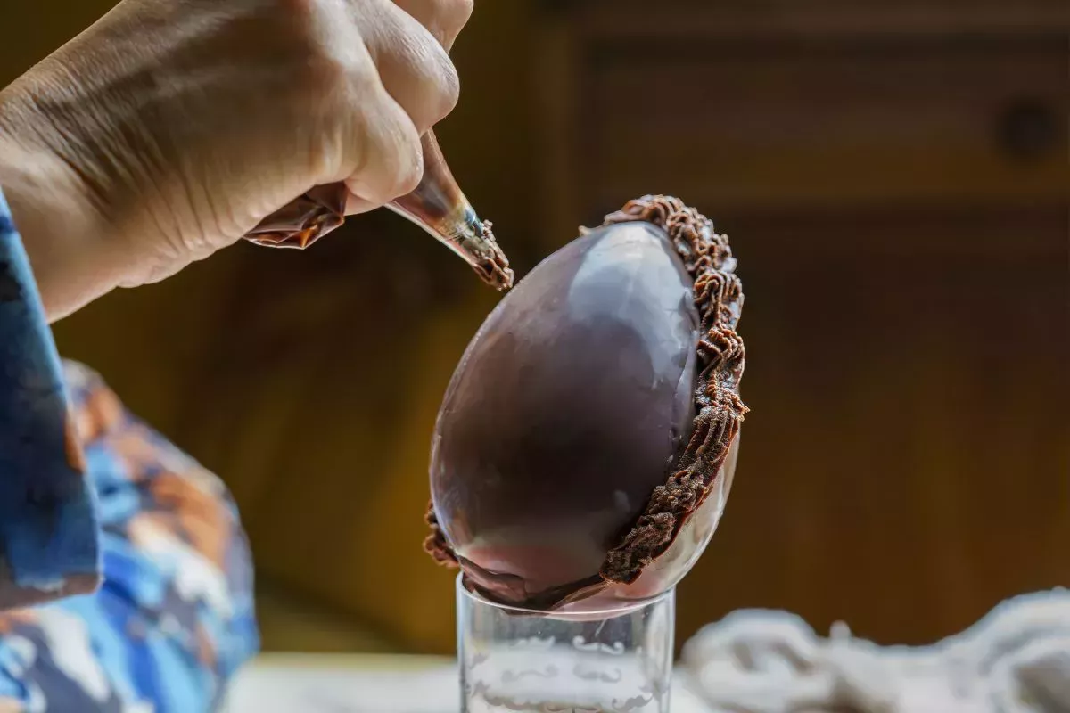 Cómo hacer huevos de Pascua de chocolate - con y sin molde