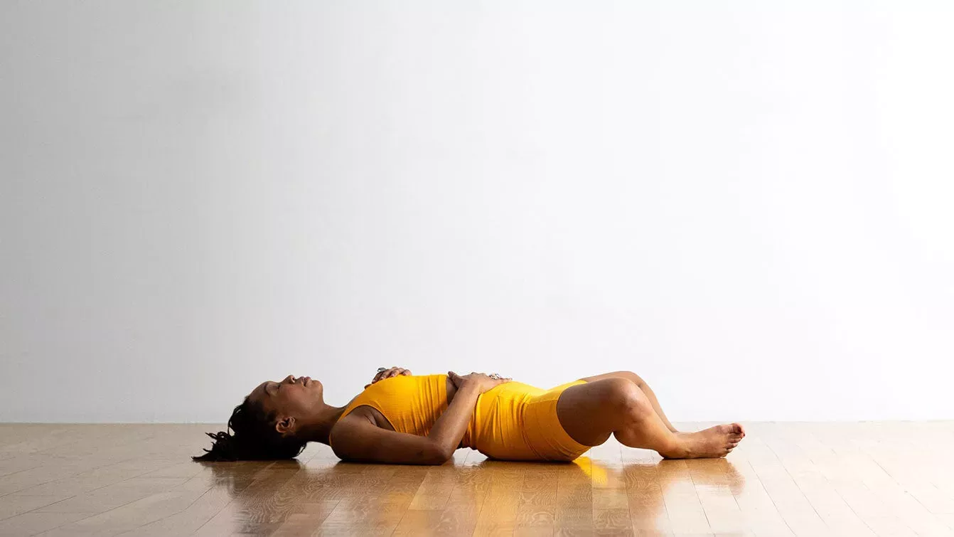 Estas 15 secuencias de yoga ayudarán a los principiantes a iniciar una práctica constante en casa