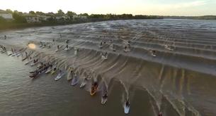 Una de las mejores imágenes que has visto: 77 surfistas cogen la misma ola a la vez
