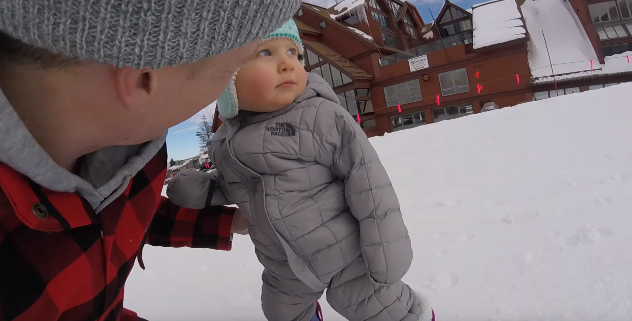 bebe hace snowboard
