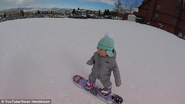 bebe hace snowboard