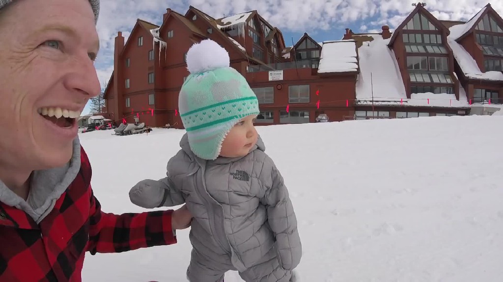 bebe hace snowboard