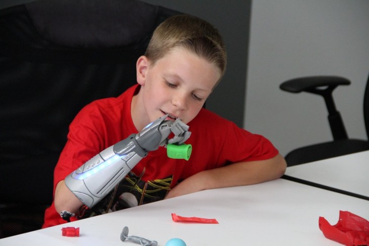 Brazos bionicos de superheroe para niños