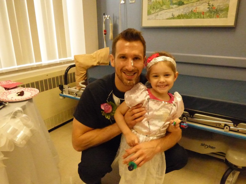 Se ''casa'' con una niña de 4 años para ayudarla en su leucemia