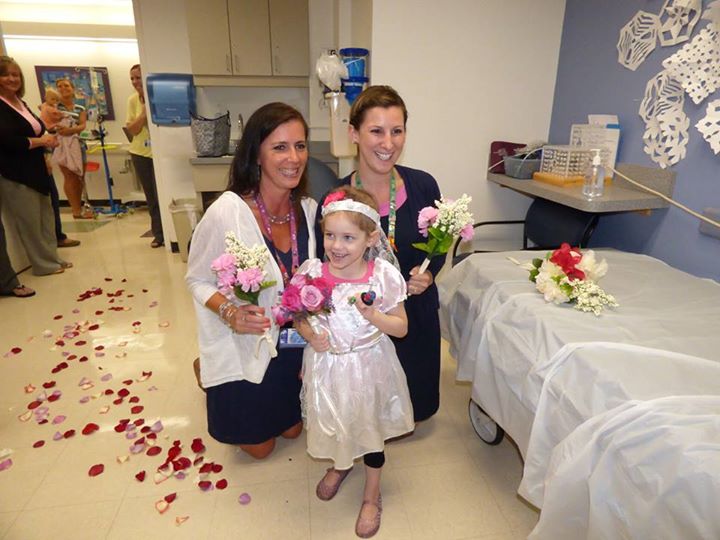 Se ''casa'' con una niña de 4 años para ayudarla en su leucemia
