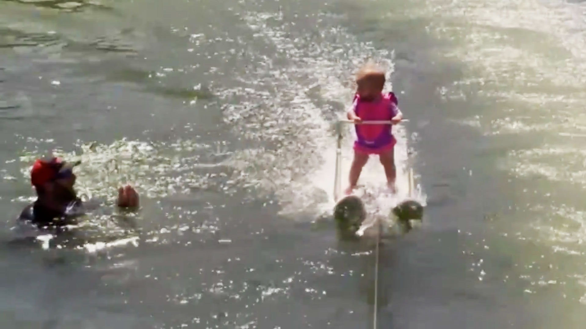 Un bebé de 6 meses, adicto al esquí acuático
