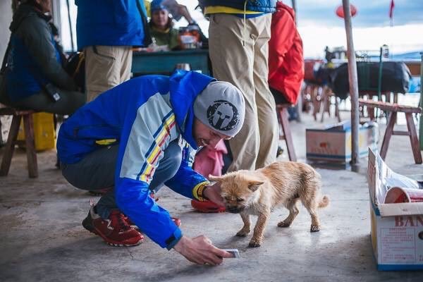 Gobi, el perrito que acompañó a un atleta