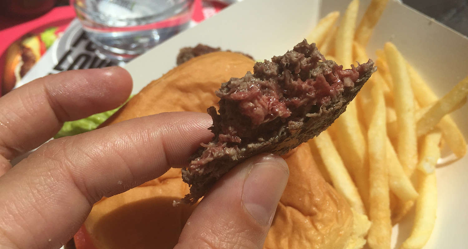 Hamburguesa vegana que simula carne poco hecha