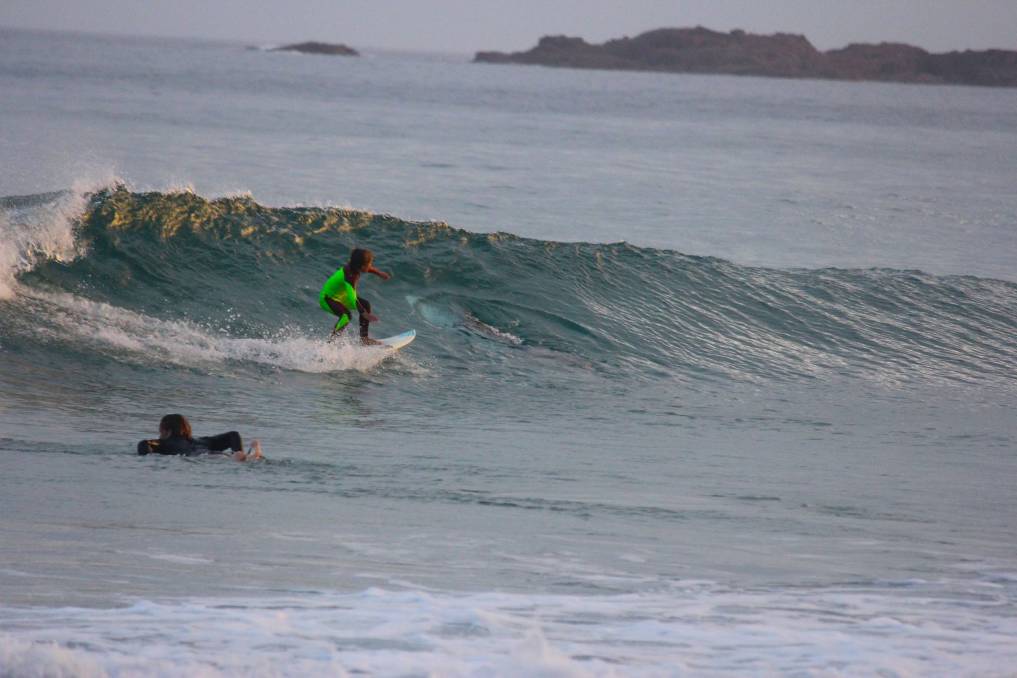 Niño de 10 años surfea sobre tiburón blanco 