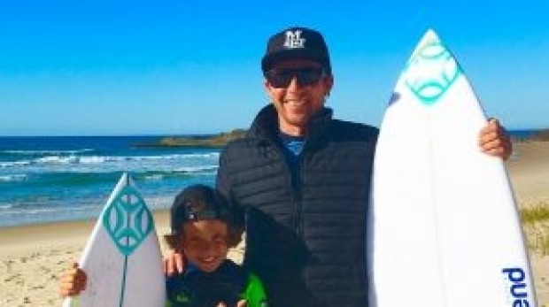 Niño de 10 años surfea sobre tiburón blanco 