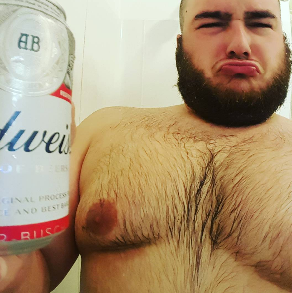 Aficionados a beber cerveza en la ducha 