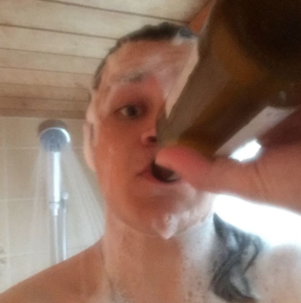 Aficionados a beber cerveza en la ducha 