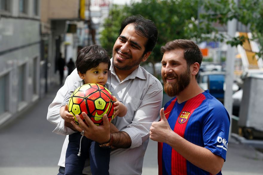 Detienen a un hombre por se igual que Messi