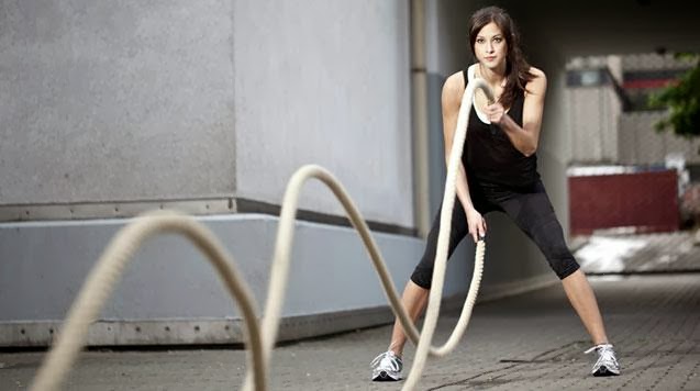 Personas practicando battle ropes