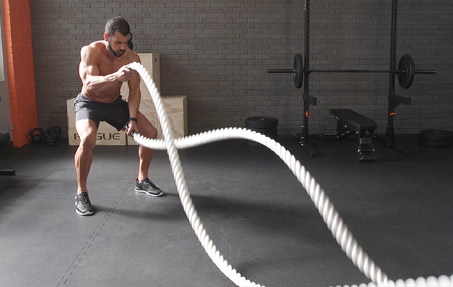 Personas practicando battle ropes