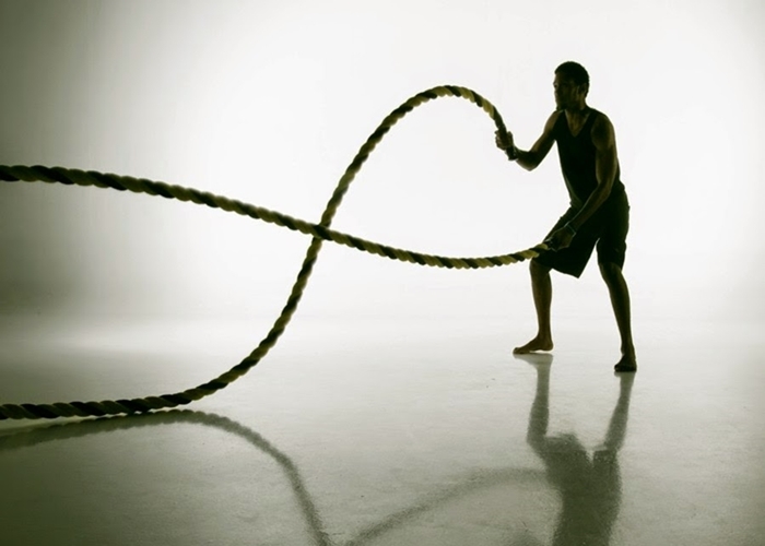 Personas practicando battle ropes
