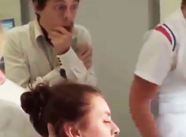 La divertida reacción de un chico en el parto de su novia 
