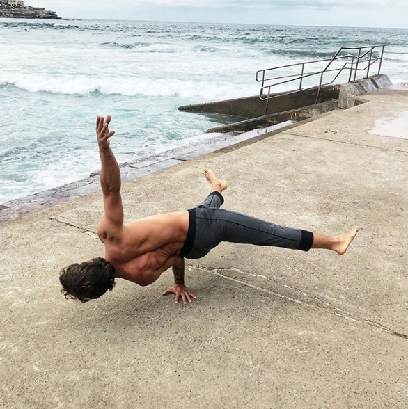 Patrick Beach, el profesor de yoga más sexy del mundo 