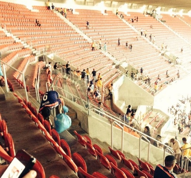 Seguidores japoneses limpian el estadio tras perder ante Costa de Marfil
