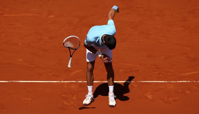Djokovic rompe raquetas