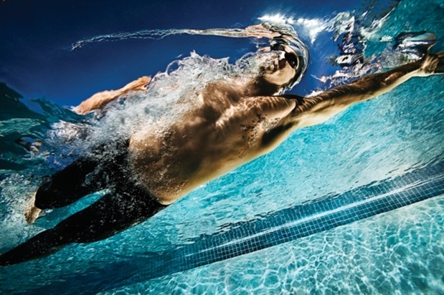 ¿Qué accesorios puedo usar para mejorar en natación?