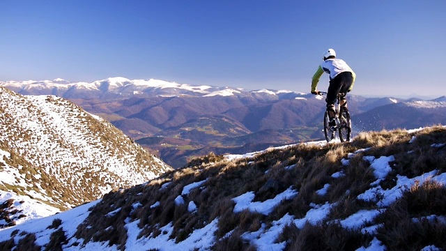 Bajando una montaña en bicicleta