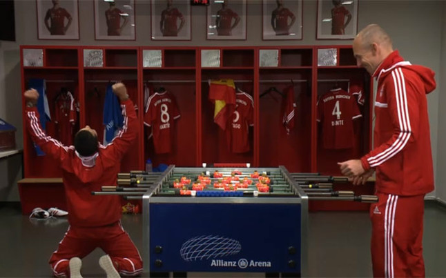 Thiago y Robben recrean el España-Holanda de la final del Mundial… en el futbolín