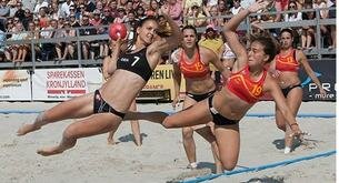 Las chicas del balonmano playa, sancionadas por no querer jugar en bikini