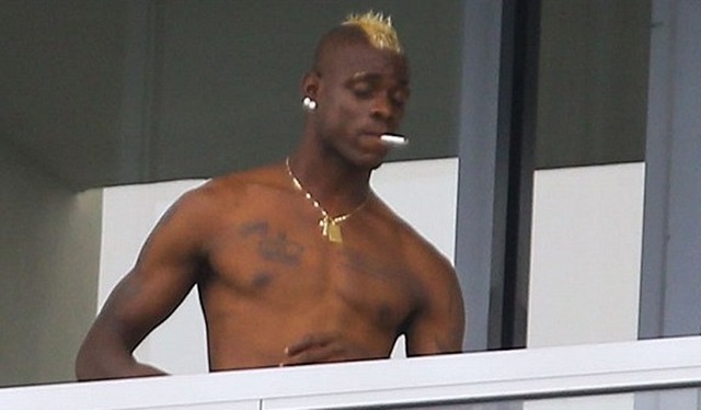 Balotelli, pillado fumando Balotelli, pillado fumando